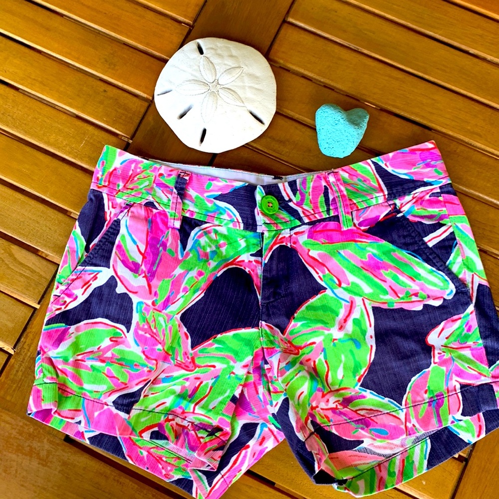 Adorable Lilly Pulitzer THE CALLAHAN SHORT in a size 00. Colorful & comfy!!
